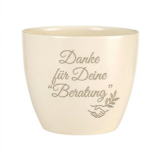 Personalisierter Blumentopf mit Gravur — Geschenk Vermögensberater Dankeschön — Detailansicht der Lasergravur