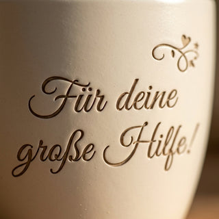 Personalisierter Blumentopf mit Gravur — Dankeschön Putzfrau Geschenk — Detailaufnahme