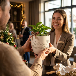 Personalisierter Blumentopf mit Gravur — Geschenk Hotelkauffrau Abschied — als persoenliche Geschenk-Uebergabe