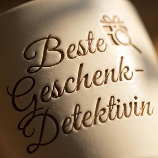Personalisierter Blumentopf mit Gravur — Geschenk für die Geschenk-Detektivin — Detailaufnahme