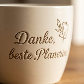 Persönliches Geschenk für Hochzeitsplanerinnen – Blumentopf mit Gravur — Detailaufnahme