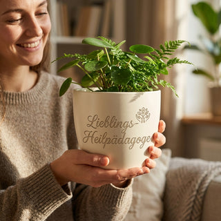 Personalisierter Blumentopf mit Gravur — Geschenk Heilpädagoge — im Wohnambiente