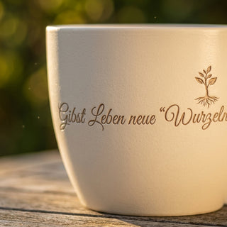 Personalisierter Blumentopf mit Gravur — Dankeschön Pflegefachkraft — Detailaufnahme