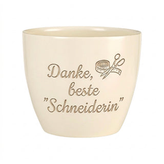 Personalisierter Blumentopf mit Gravur — Danke Geschenk für Schneiderin — Detailansicht der Lasergravur