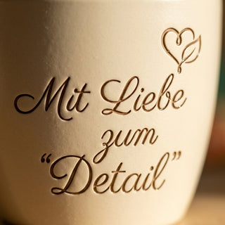 Personalisierter Blumentopf »Mit Liebe zum Detail« — Geschenk Schmuckdesigner — Detailaufnahme