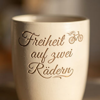 Personalisierter Blumentopf mit Gravur — Geschenk Bikerin Geburtstag Motorrad — Detailaufnahme