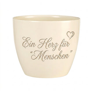 Personalisierter Blumentopf mit Gravur — Geschenk Seniorenbetreuerin Dankeschön — Detailansicht der Lasergravur