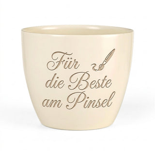 Personalisierter Blumentopf „Für die Beste am Pinsel“ — Geschenk Visagistin — Detailansicht der Lasergravur