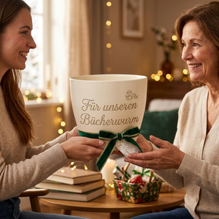 Geschenk für Bücherwürmer – Personalisierter Blumentopf mit Gravur — als persoenliche Geschenk-Uebergabe