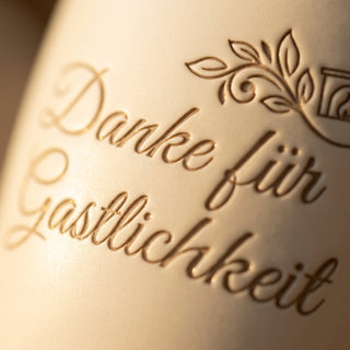 Blumentopf mit Gravur 'Danke für Gastlichkeit' — Geschenk Hoteldirektor — Detailaufnahme