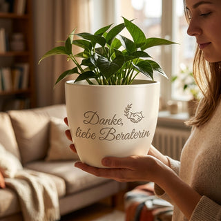 Personalisierter Blumentopf mit Gravur — Geschenk für Feng Shui Beraterin — im Wohnambiente