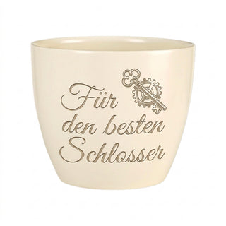 Personalisierter Blumentopf mit Gravur — Geschenk Schlosser zur Pensionierung — Detailansicht der Lasergravur