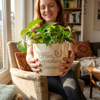 Personalisierter Blumentopf mit Gravur — Geschenk für Trader & Börsenfans — im Wohnambiente
