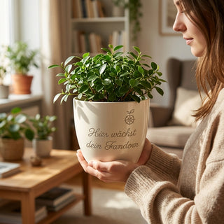 Personalisierter Blumentopf mit Gravur — Geschenk Streamerin Geburtstag — im Wohnambiente