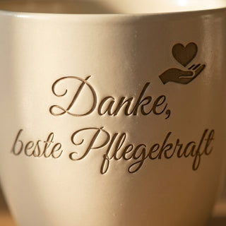 Personalisierter Blumentopf mit Gravur — Danke Geschenk für Pflegefachkraft — Detailaufnahme