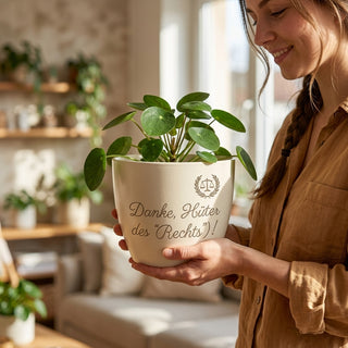Personalisierter Blumentopf mit Gravur — Danke Geschenk für Justizbeamte — im Wohnambiente