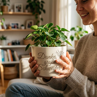 Personalisierter Blumentopf mit Gravur — Geschenk große Schwester zum Danken — im Wohnambiente