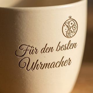 Personalisierter Blumentopf mit Gravur — Geschenk Uhrmacher zur Pensionierung — Detailaufnahme