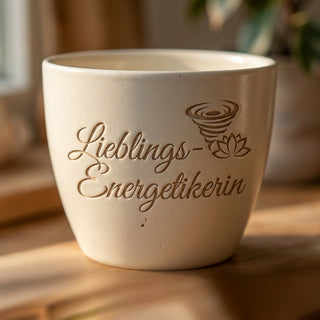 Einzigartiger Blumentopf mit Gravur für die Lieblings-Energetikerin — Detailaufnahme
