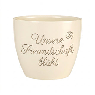 Personalisierter Blumentopf mit Gravur — Geschenk Trauzeugin Hochzeit — Detailansicht der Lasergravur