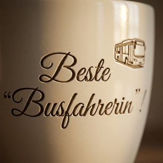 Personalisierter Blumentopf mit Gravur — Geschenk Busfahrerin Abschied — Detailaufnahme