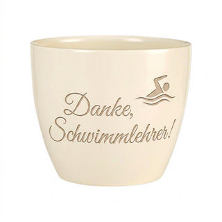 Personalisierter Blumentopf mit Gravur — Geschenk für Schwimmlehrer zum Dank — Detailansicht der Lasergravur