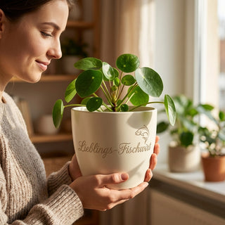Personalisierter Blumentopf mit Gravur — Geschenk für Fischwirt — im Wohnambiente