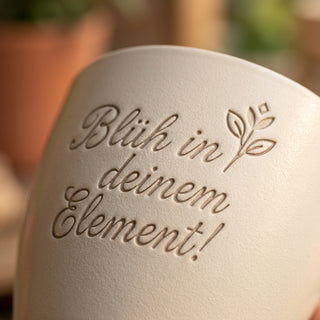 Personalisierter Blumentopf mit Gravur — Geschenk Einzelhandelskauffrau — Detailaufnahme