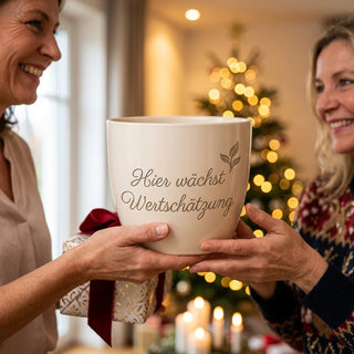 Personalisierter Blumentopf mit Gravur — Dankeschön Geschenk für Altenpflegerin — geschenk_uebergabe