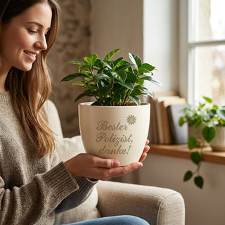 Personalisierter Blumentopf mit Gravur — Geschenk Polizeibeamter Dank — im Wohnambiente