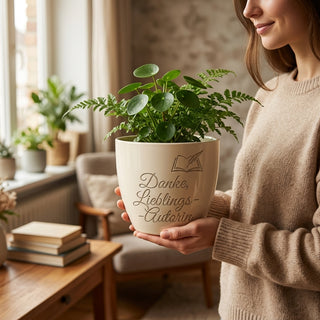 Einzigartiger Blumentopf mit Gravur für die Lieblings-Schriftstellerin — im Wohnambiente
