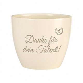 Personalisierter Blumentopf mit Gravur — Geschenk Visagistin Danke & Abschied — Detailansicht der Lasergravur