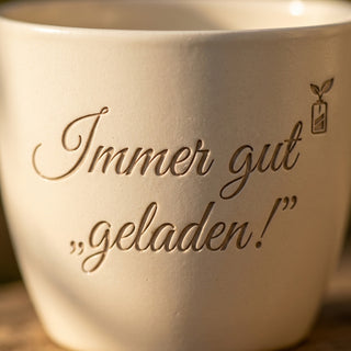 Personalisierter Blumentopf mit Gravur — Geschenk Elektroingenieur — Detailaufnahme