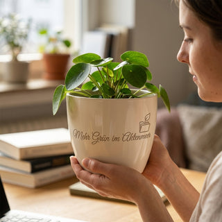 Blumentopf mit Gravur — Geschenk Rechtsanwaltsfachangestellte — im Wohnambiente