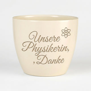 Personalisierter Blumentopf mit Gravur — Geschenk Physikerin Danke — Detailansicht der Lasergravur