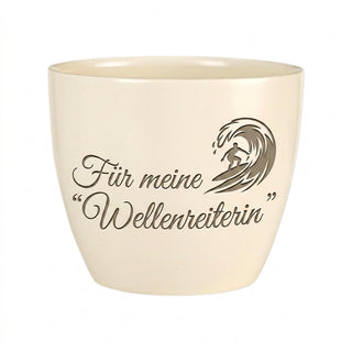 Blumentopf mit Lasergravur — Geschenk Surferin „Für meine Wellenreiterin“ — Detailansicht der Lasergravur
