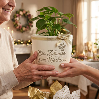 Personalisierter Blumentopf mit Gravur — Geschenk Immobilienmaklerin — als persoenliche Geschenk-Uebergabe