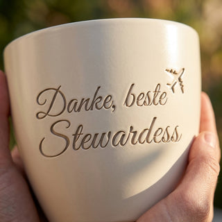 Personalisierter Blumentopf mit Gravur — Geschenk Stewardess zum Abschied — Detailaufnahme
