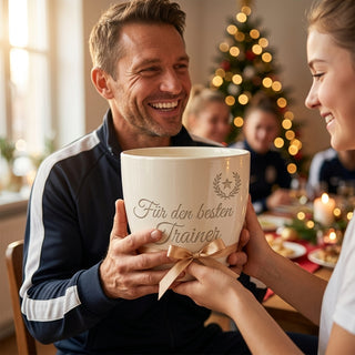 Personalisierter Blumentopf mit Gravur — Geschenk Tennislehrer Abschied — als persoenliche Geschenk-Uebergabe
