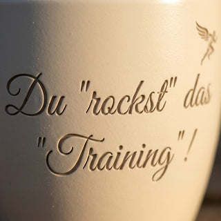 Personalisierter Blumentopf mit Gravur — Geschenk für Fitnesstrainerin — Detailaufnahme