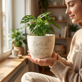 Personalisierter Blumentopf mit Gravur — Geschenk Pensionärin Ruhestand — im Wohnambiente