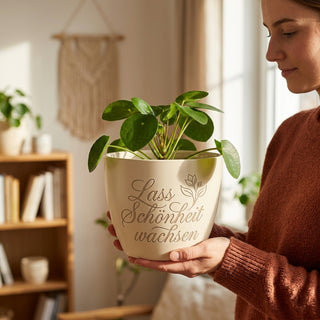 Personalisierter Blumentopf — Geschenk Fliesenlegerin mit Gravur — im Wohnambiente