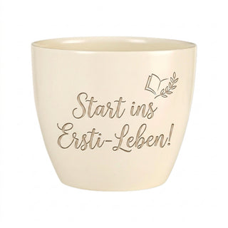 Personalisierter Blumentopf mit Gravur — Ersti-Geschenk Studienstart — Detailansicht der Lasergravur