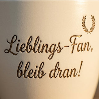 Personalisierter Blumentopf mit Gravur — Geschenk für Fußballfan Geburtstag — Detailaufnahme