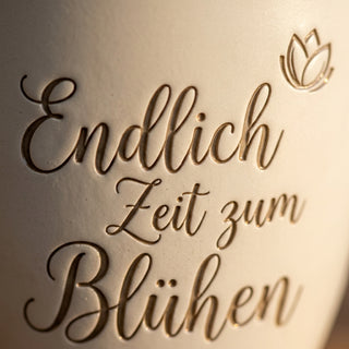 Personalisierter Blumentopf mit Gravur — Geschenk Pensionärin Ruhestand — Detailaufnahme