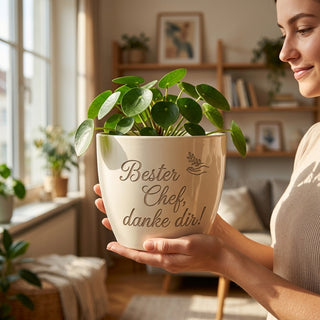Personalisierter Blumentopf „Bester Chef“ — Danke-Geschenk für den Vorgesetzten — im Wohnambiente