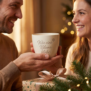 Gravierter Blumentopf zum Studienabschluss — Geschenk Absolventin — geschenk_uebergabe