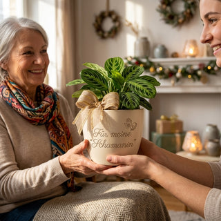 Personalisierter Blumentopf mit Gravur — Geschenk für Schamanin & Heilerin — als persoenliche Geschenk-Uebergabe