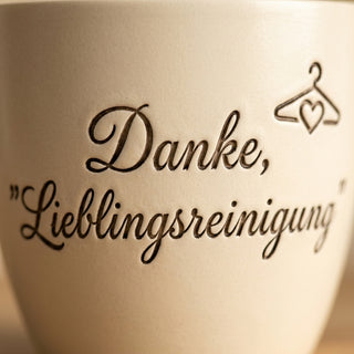 Personalisierter Blumentopf mit Gravur — Danke Geschenk für Textilreiniger — Detailaufnahme