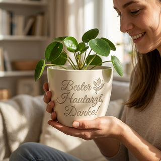 Blumentopf mit Lasergravur — Dankeschön Geschenk für Hautarzt Praxis — im Wohnambiente